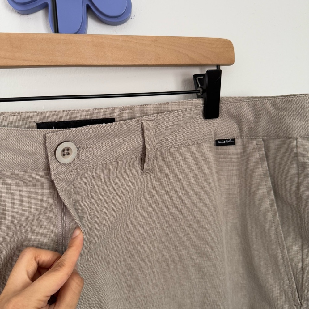 Travis Mathew Waist 38” Beck 10” Inseam Golf Shorts Khaki Outdoor Minimal - Picture 2 of 6
